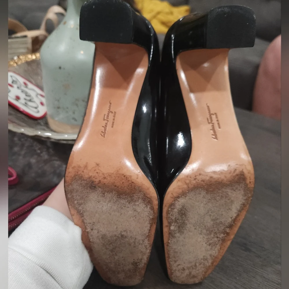 Salvatore Ferragamo• Vintage black and gold close toed heel. Sz 7.5